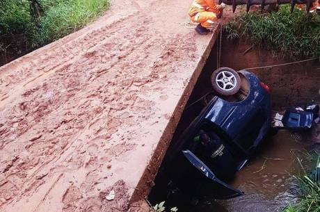 Família morre após carro cair dentro de córrego em Minas Gerais