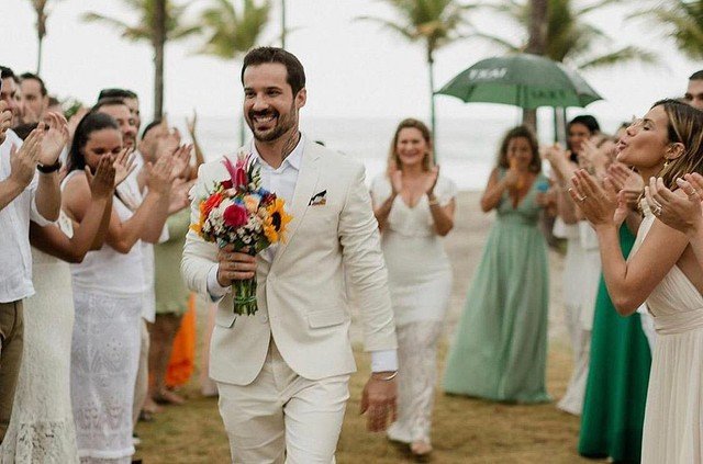 Após termino de noivado, médico ‘casa’ com ele mesmo em Itacaré