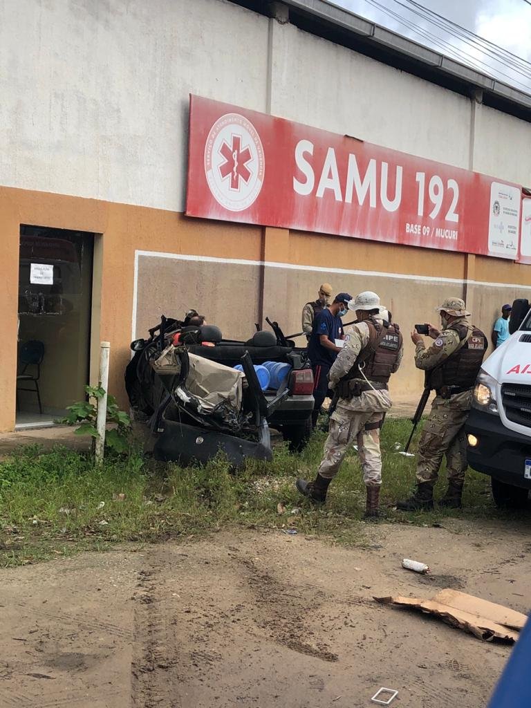 Motorista passa com um Uno debaixo de três carretas e se choca contra o muro do SAMU em Itabatã