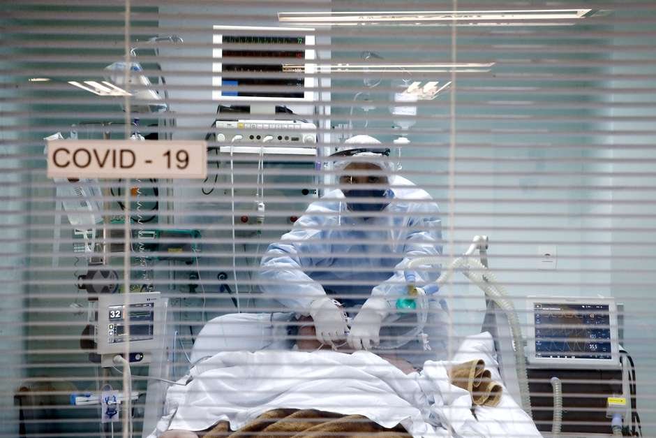 Brasil registra em 24h mais de 900 mortes pela covid-19