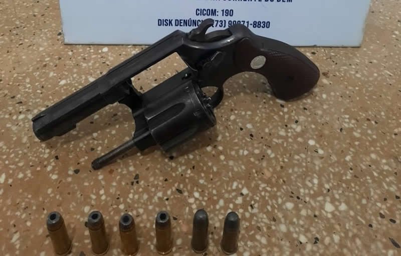 Suspeito é preso em posse de revólver municiado em Teixeira de Freitas