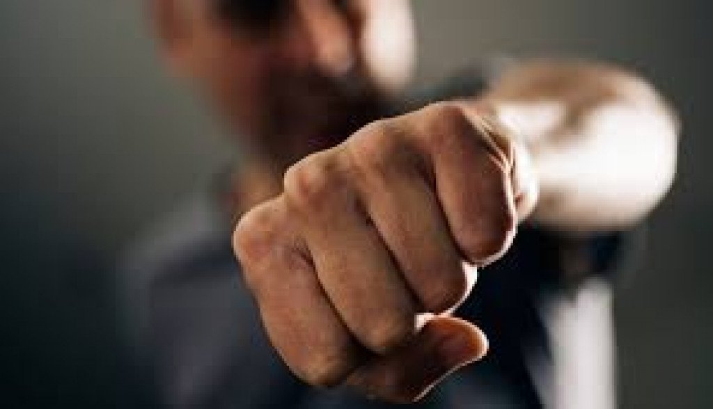 Homem é preso suspeito de agredir filha de 12 anos com soco no rosto