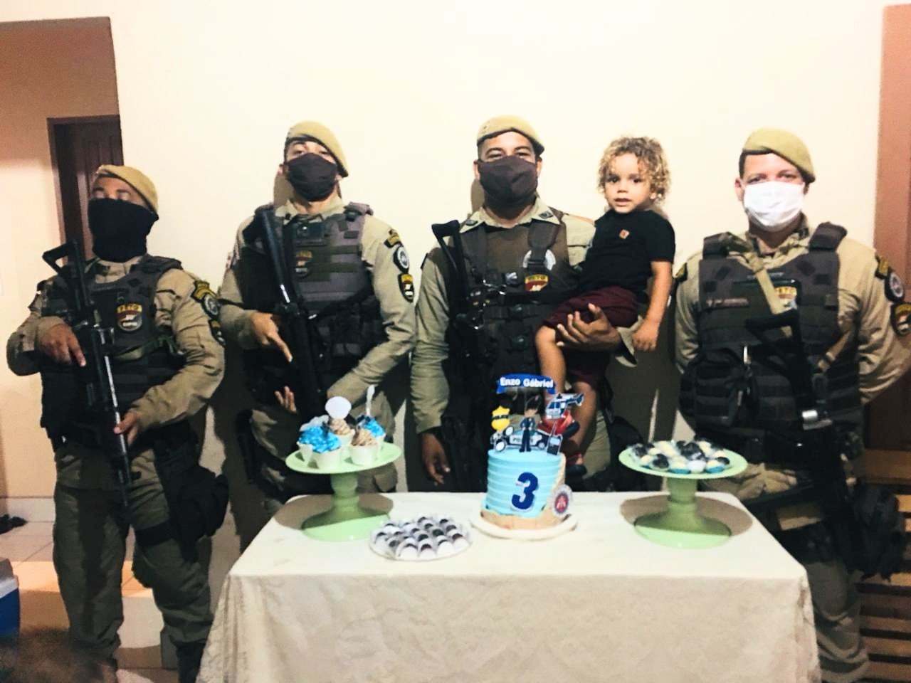 Garotinho apaixonado pela Polícia Militar recebe visita de equipe da 88ª CIPM (PETO) em sua festa de aniversário