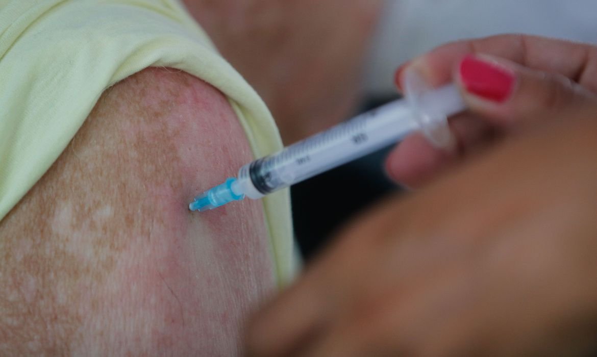 Insumo para 12 milhões de doses de vacina AstraZeneca contra Covid chega sábado