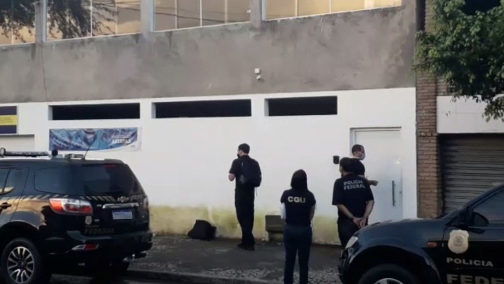PF cumpre mandados de busca na casa do prefeito de Candeias