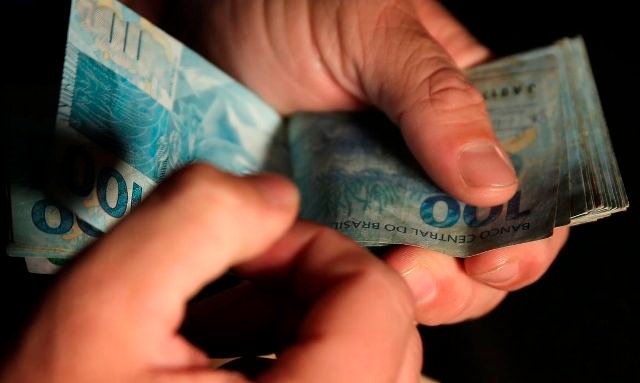 Trabalhadores nascidos em junho recebem abono salarial
