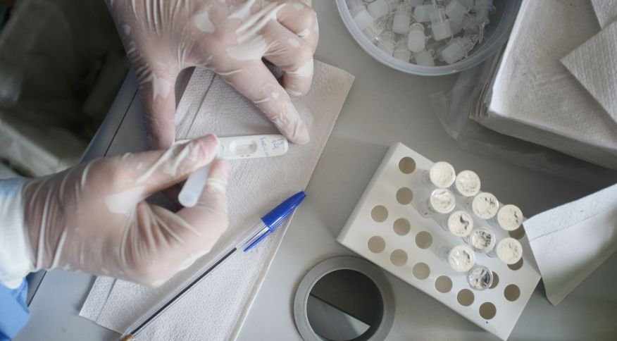 Média móvel de mortes por Covid cai, mas segue acima de 200