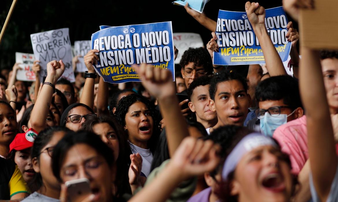Estudantes fazem passeata pela revogação do novo ensino médio em SP