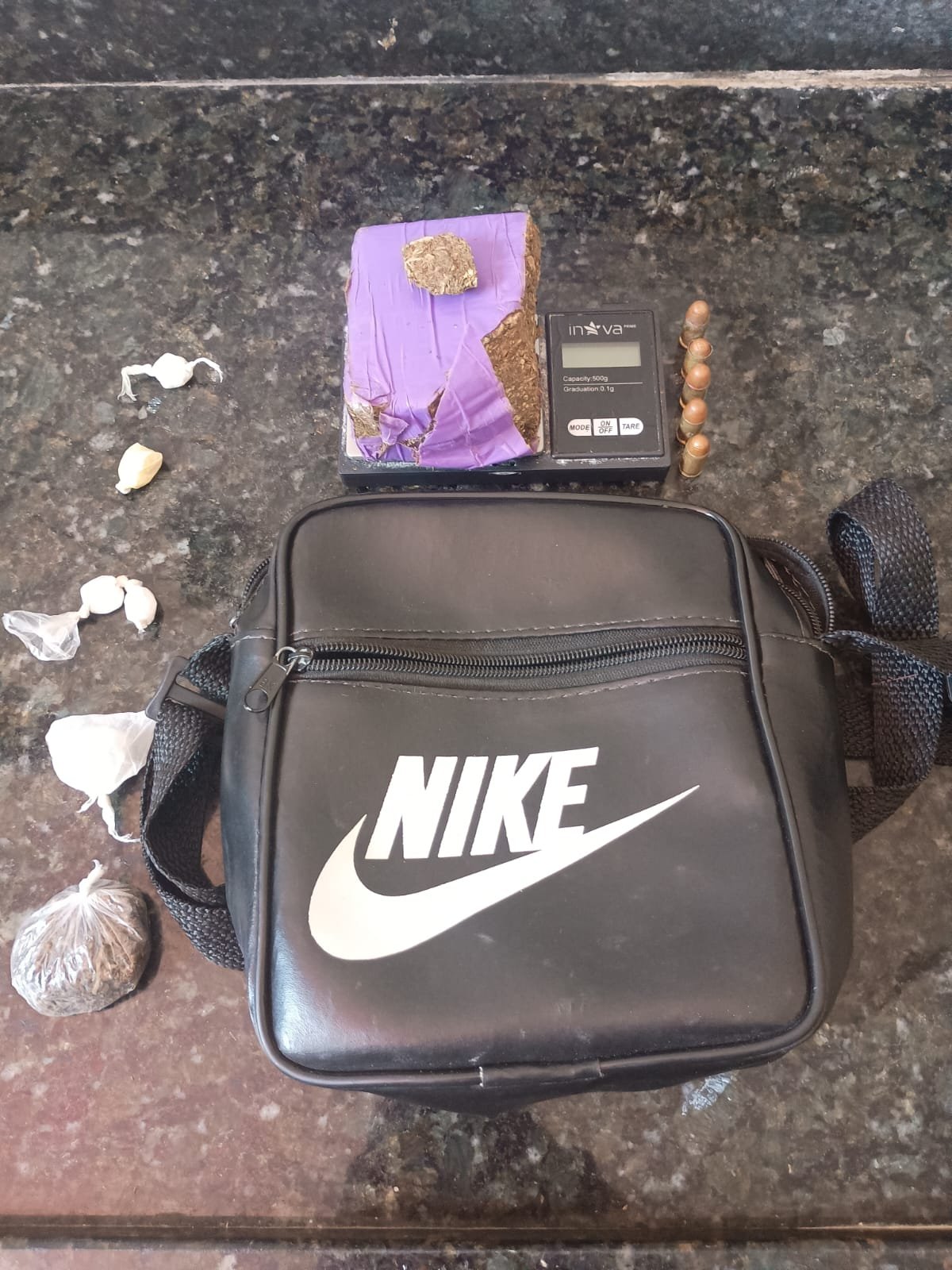 Caravelas: Polícia apreende drogas. Suspeito é preso