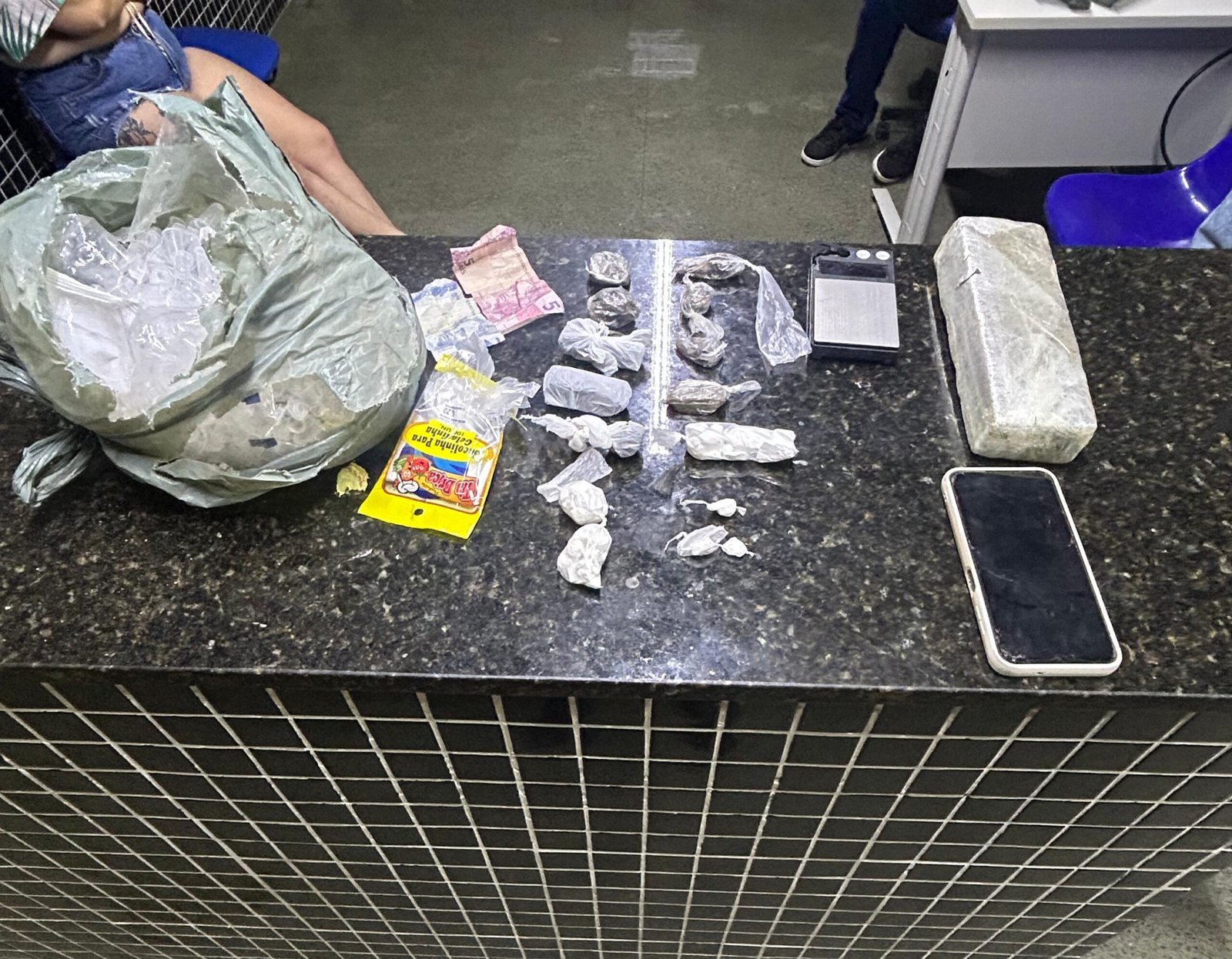 Mulher suspeita de tráfico é presa pela PM em Itamaraju