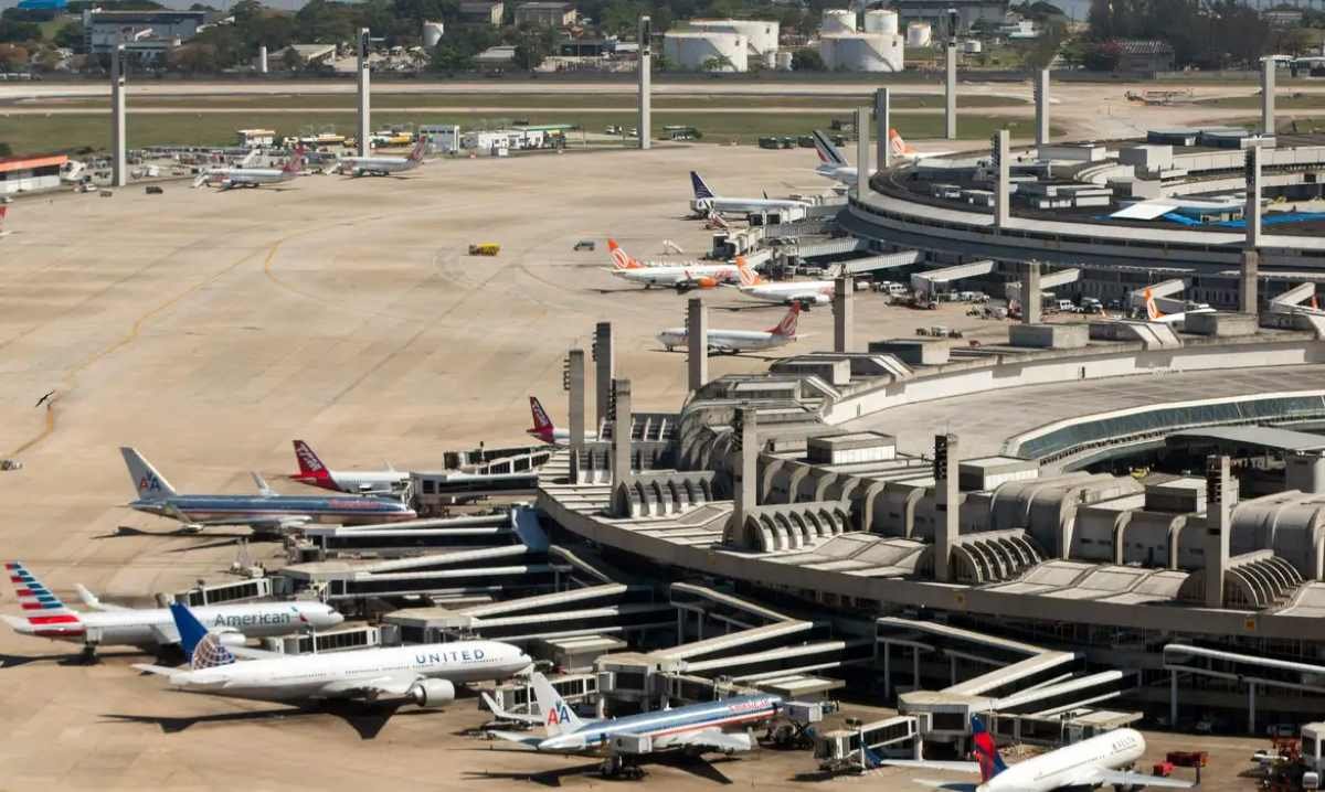 Movimento nos aeroportos brasileiros cresce 10% no primeiro semestre de 2025