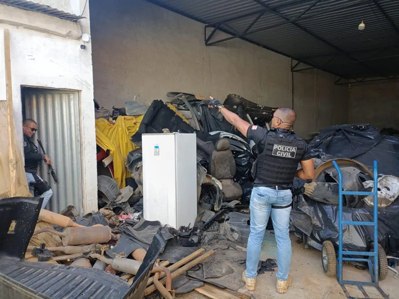 Eunápolis: Polícia Civil desarticula esquema de desmanche e tráfico de armas