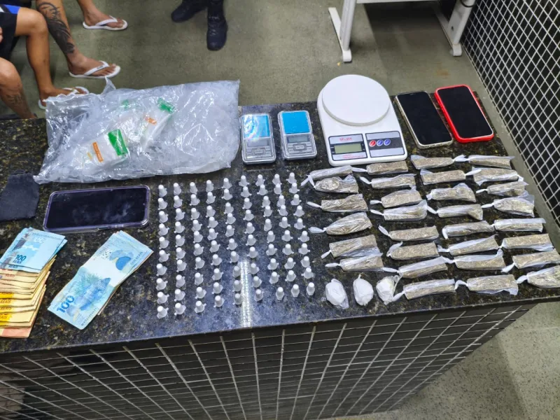 Polícia Militar prende indivíduos com drogas  em Itamaraju