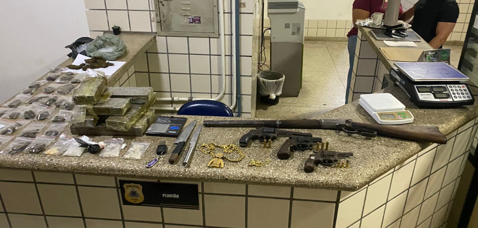 Polícia Militar prende suspeitos com quatro armas de fogo e mais de 6kg de drogas em Teixeira de Freitas