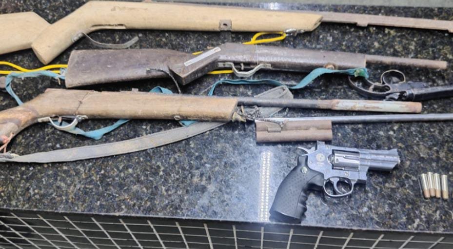 PM prende homem por violência doméstica e apreende armas de fogo em Itamaraju