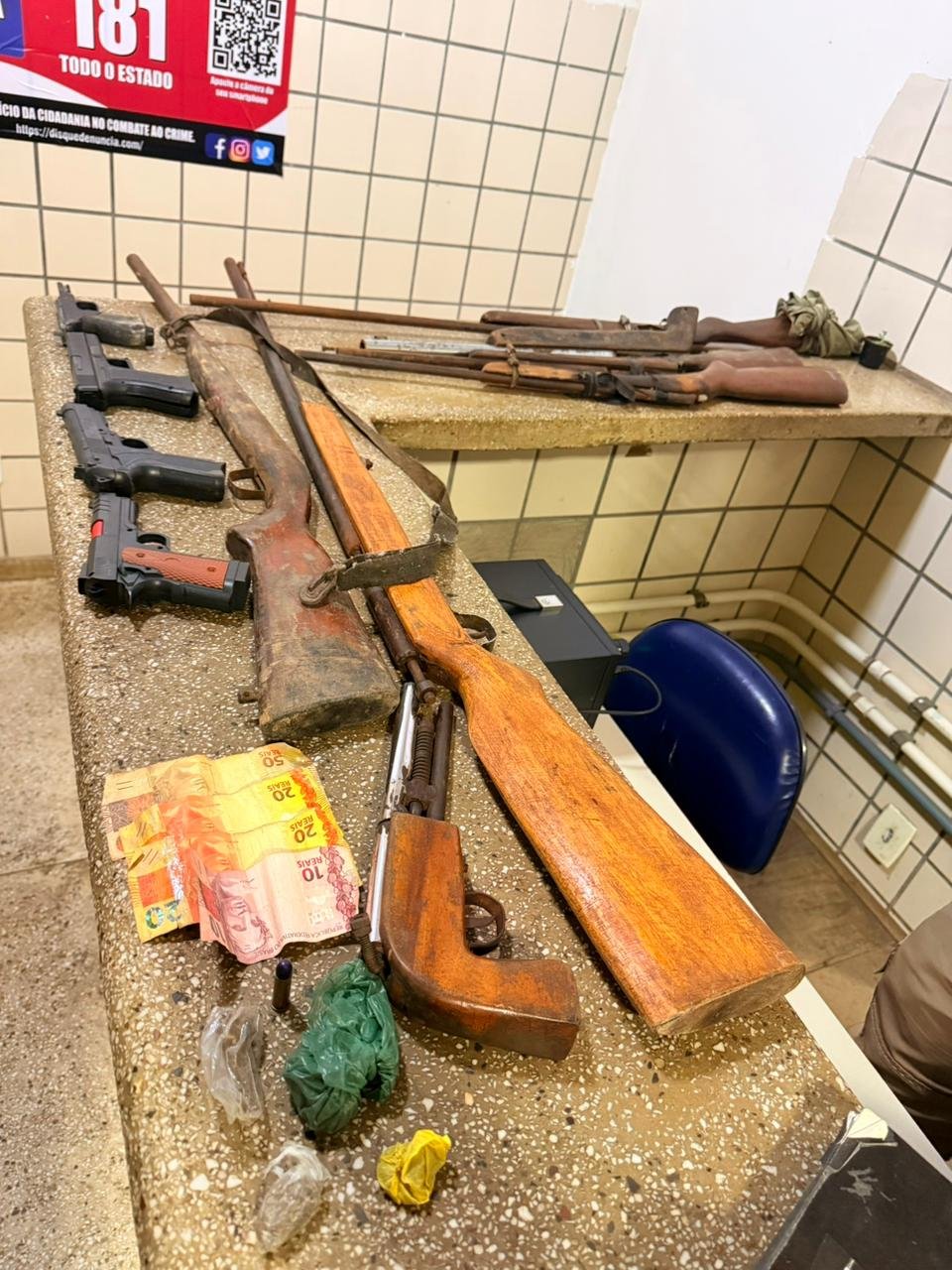 PMBA apreende 07 armas de fabricação artesanal, simulacros e entorpecentes em Alcobaça