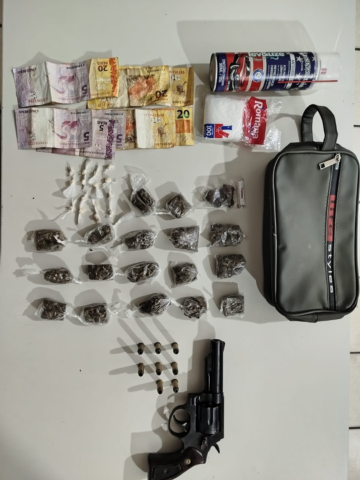 Mucuri: PMBA realiza ação e apreende armas e drogas