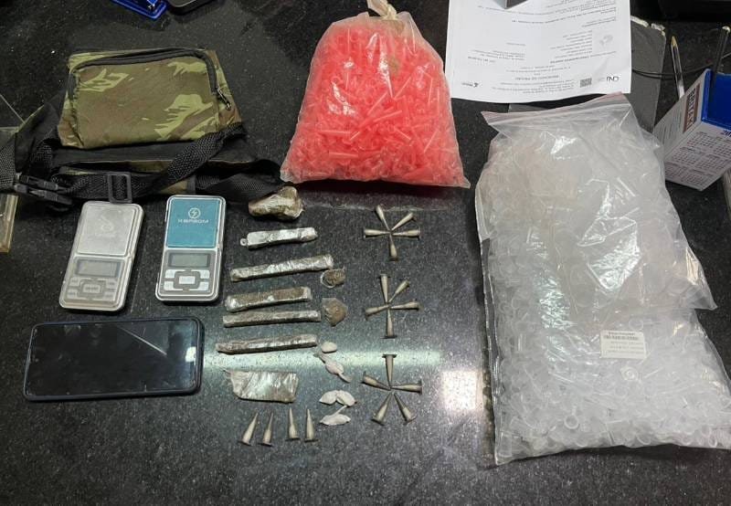 PMBA apreende drogas na Vila Olímpica em Eunápolis