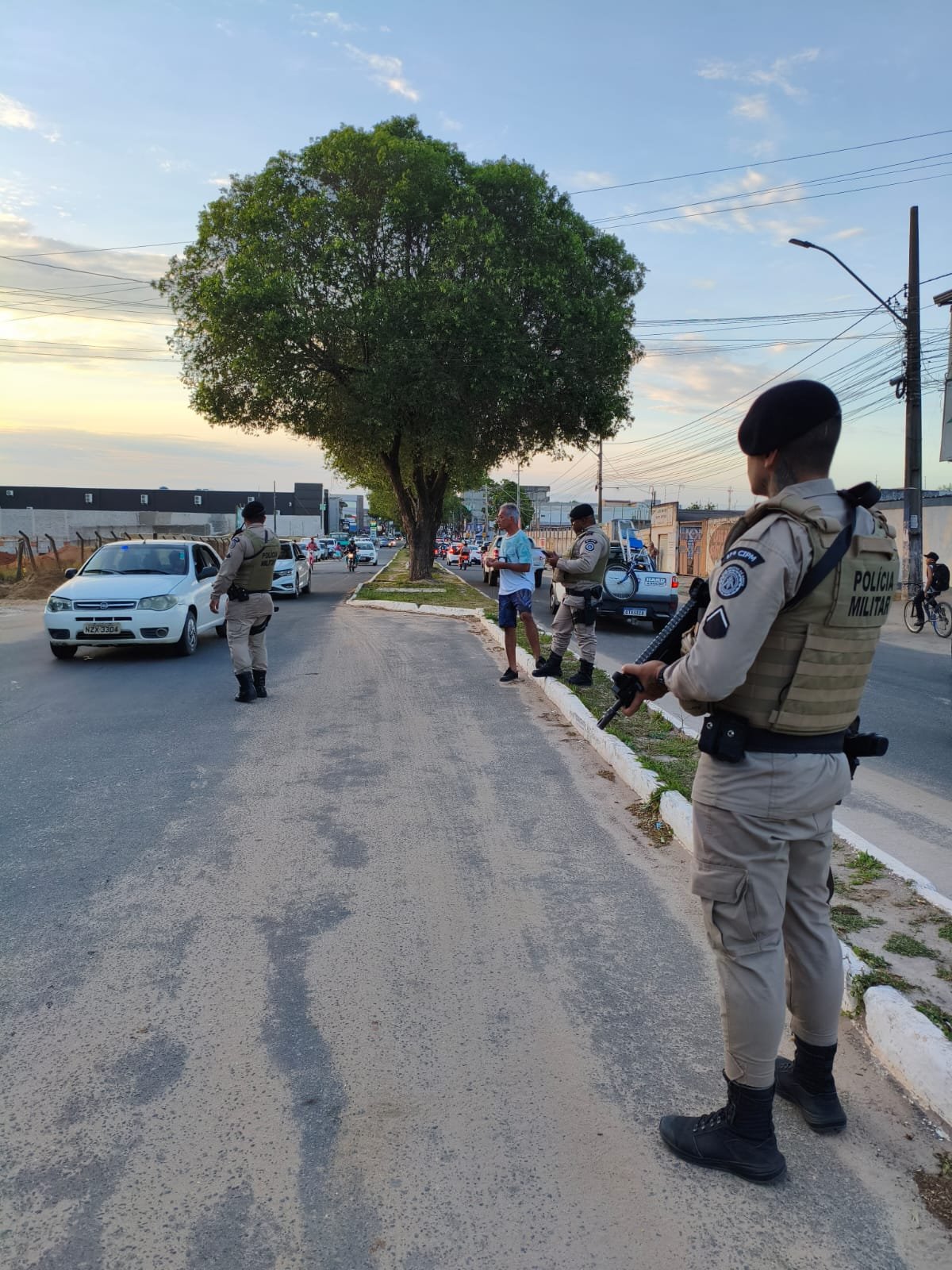 Polícia Militar realiza blitz na Avenida São Paulo e remove veículo para o pátio da Transguard