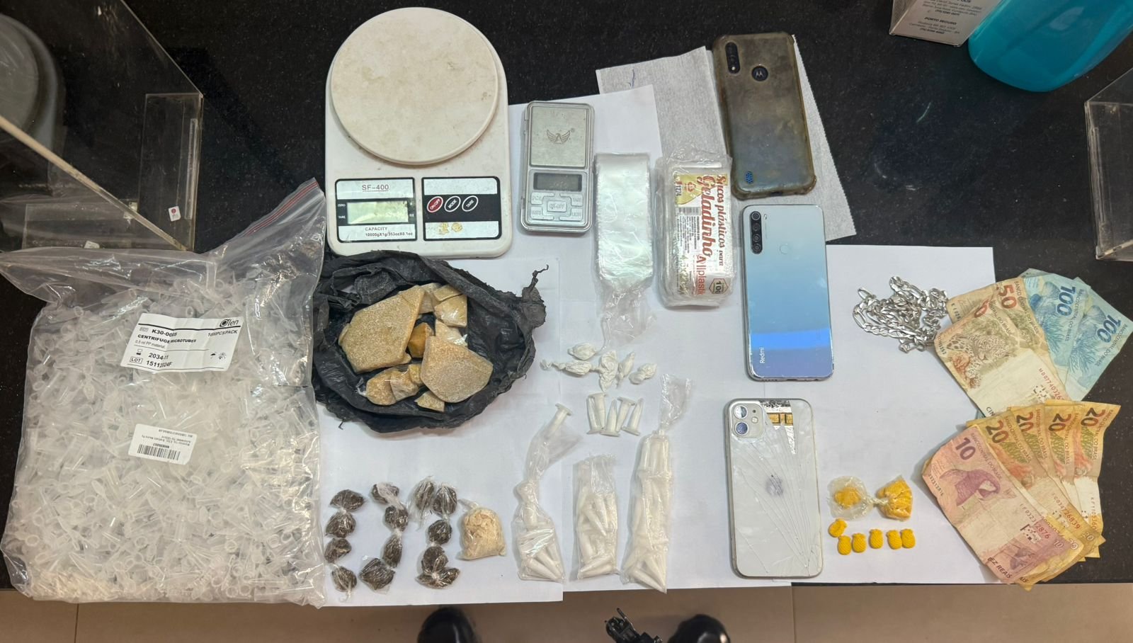 PMBA apreende grande quantidade de drogas na rua da Encosta em Eunápolis