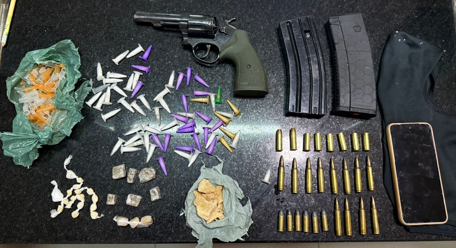 PMBA, apreende arma de fogo e drogas durante  confronto no Bairro Arnaldão