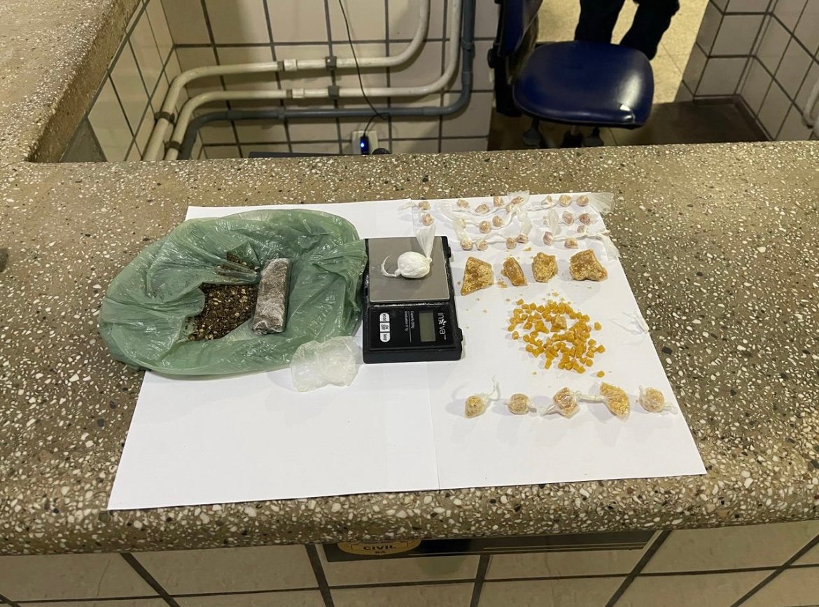 Teixeira de Freitas: PM apreende drogas e balança de precisão
