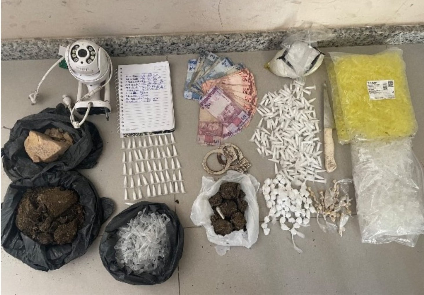 PMBA apreende grande quantidade de drogas e animais silvestres em Eunápolis