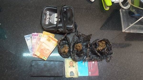 PMBA apreende drogas na rua Lua Nova em Eunápolis