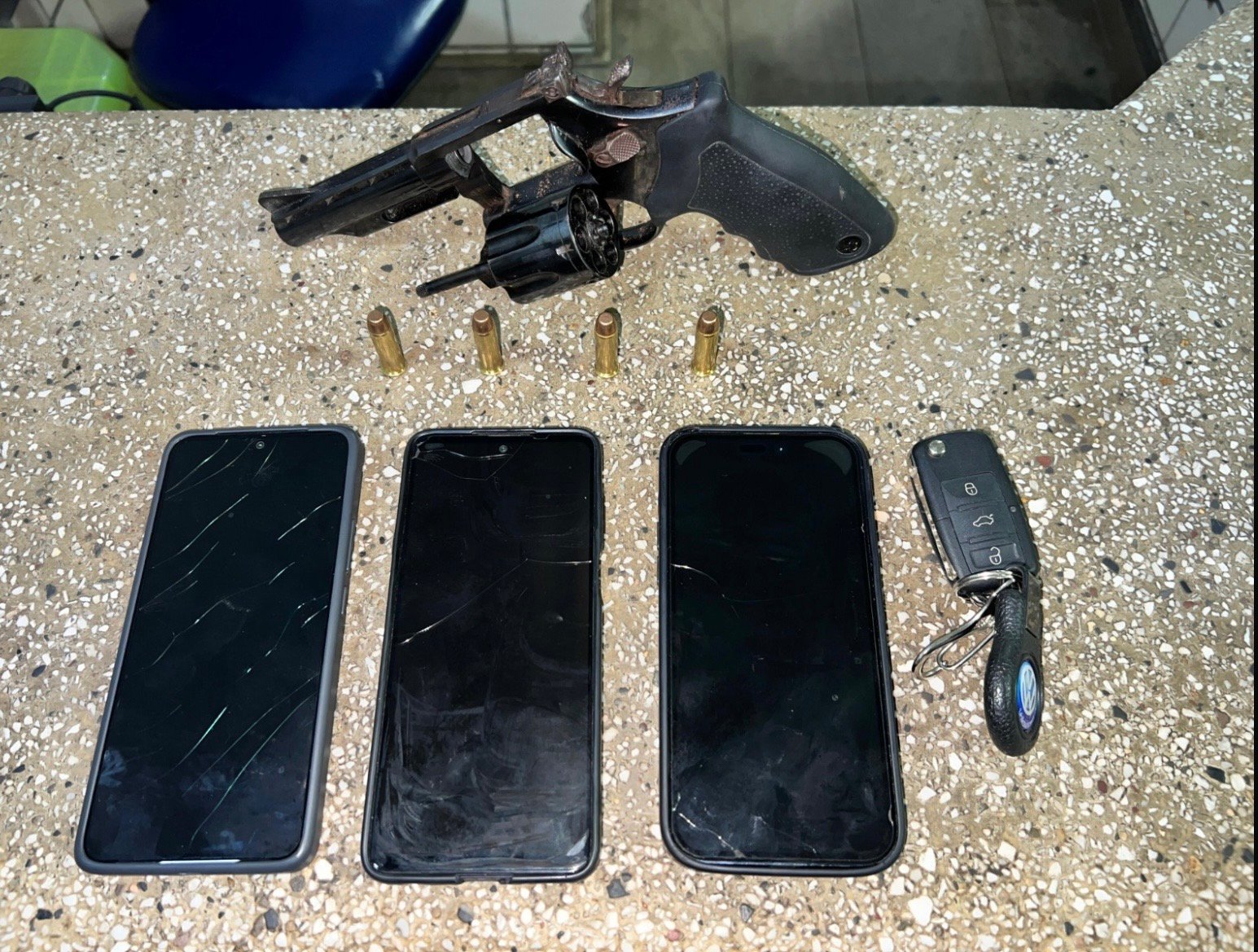 PM prende dois homens por posse ilegal de arma de fogo