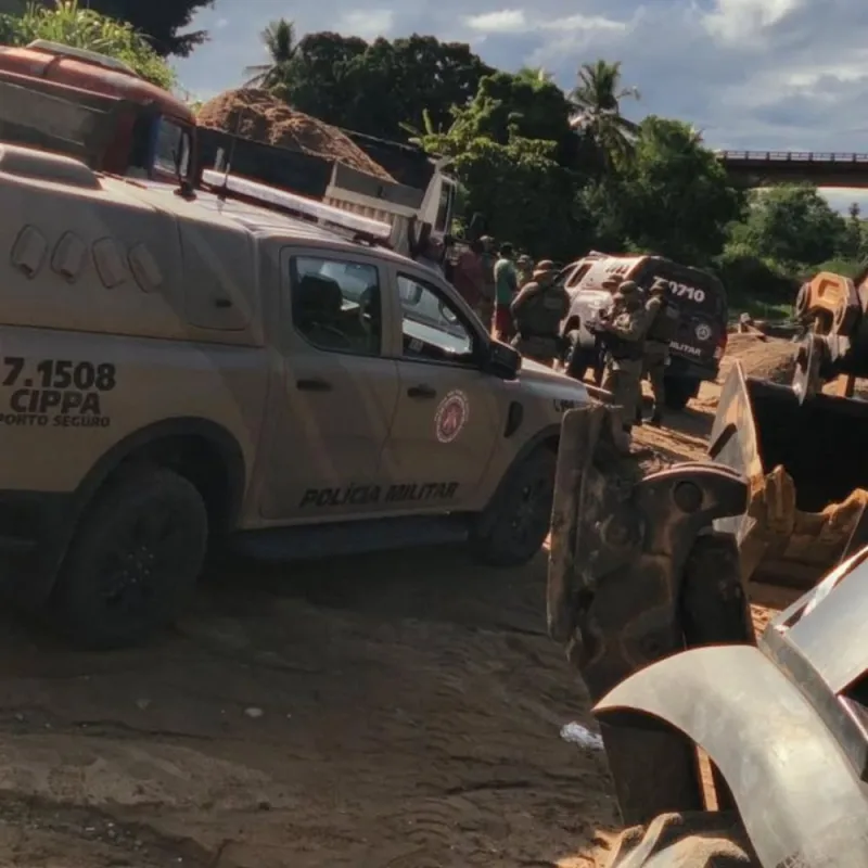 Fiscalização ambiental flagra extração ilegal de areia no rio Jucuruçu, em Itamaraju