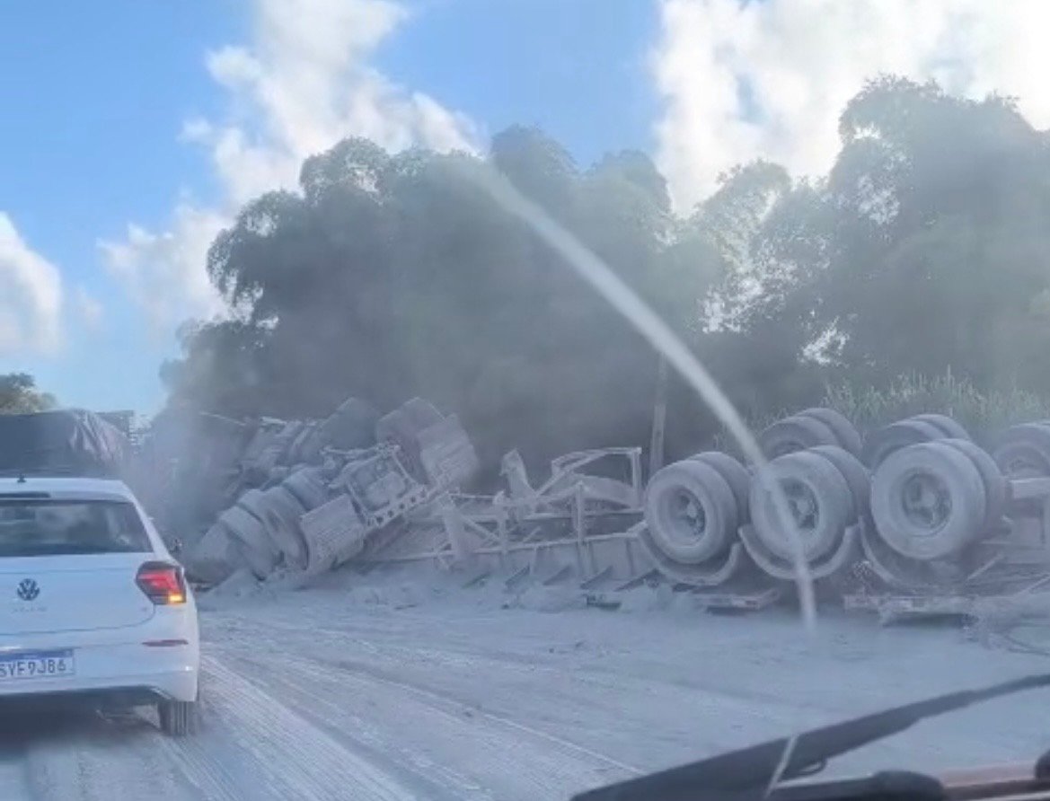 Carreta carregada de cimento tomba na BR-101, próximo a Itabela