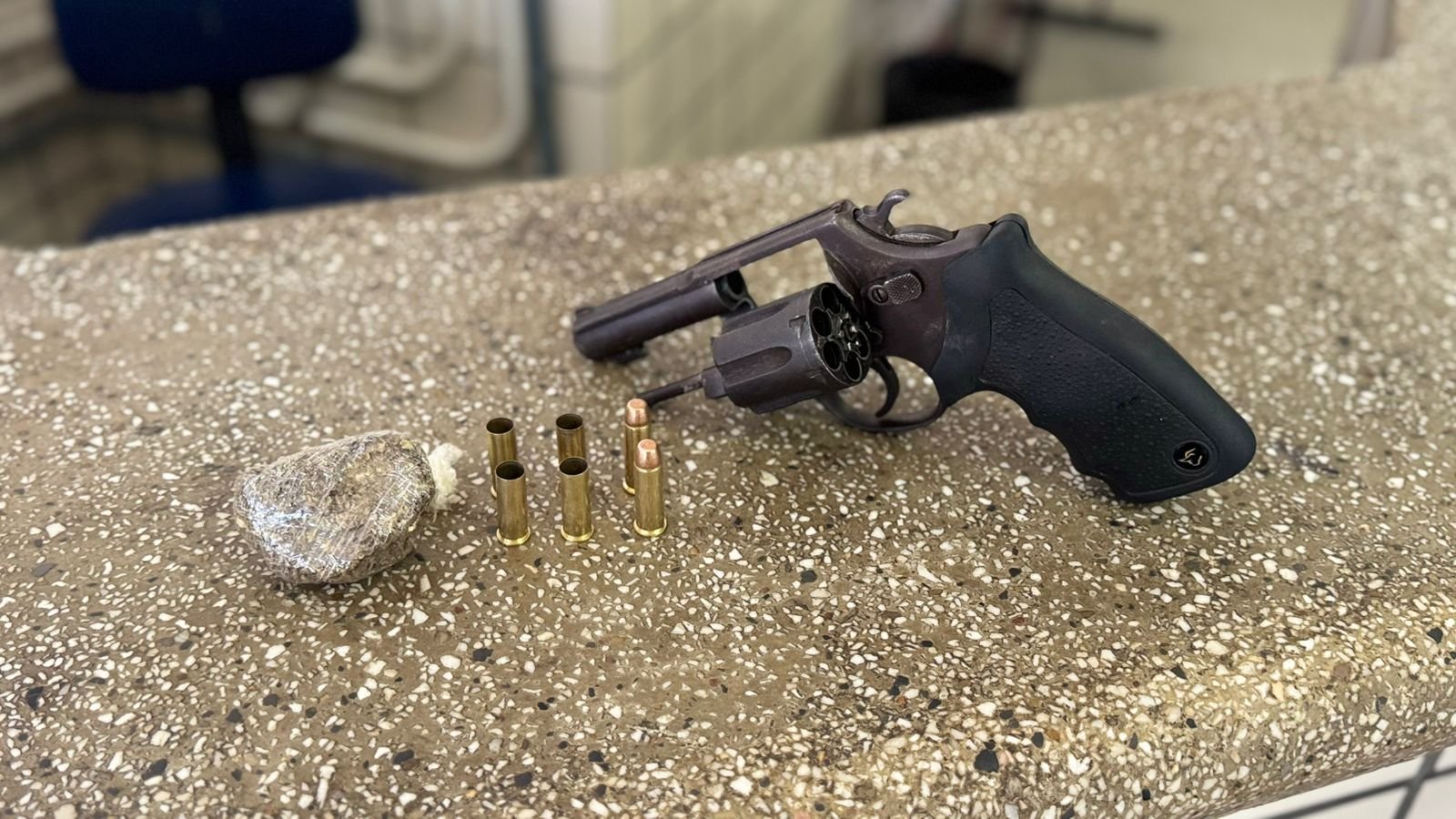 Polícia Militar apreende arma de fogo e droga em Teixeira de Freitas