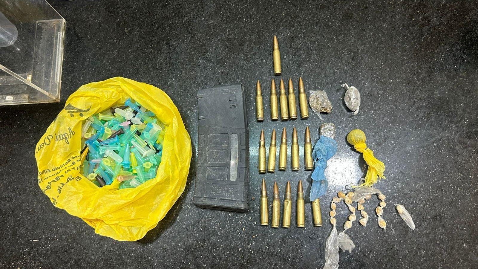 PMBA apreende drogas, carregador e munições de fuzil em Eunápolis