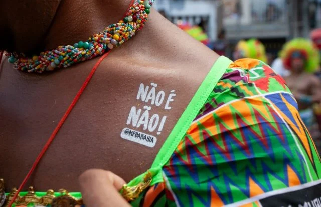 “Não é Não”: pesquisa revela que 80% das mulheres temem assédio no Carnaval e quase metade já foi vítima