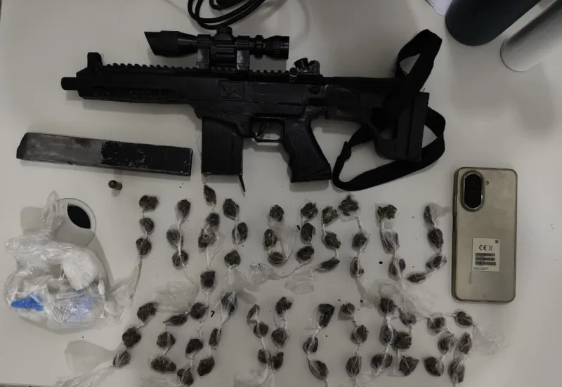 Polícia Militar apreende drogas e submetralhadora em Alcobaça