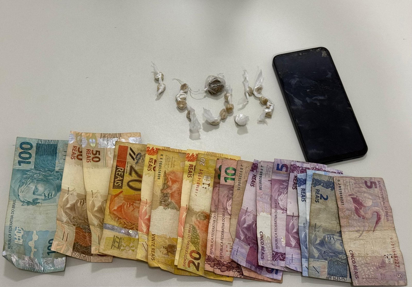 Polícia Militar prende homens com maconha, crack e cocaína em Teixeira de Freitas