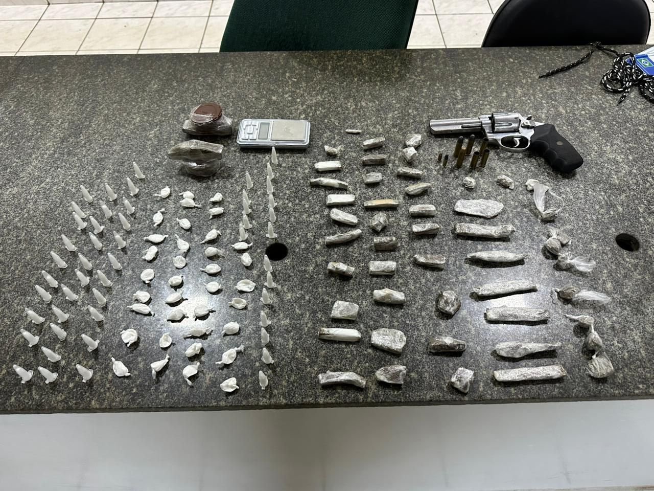 Eunápolis: Polícia Militar apreende drogas