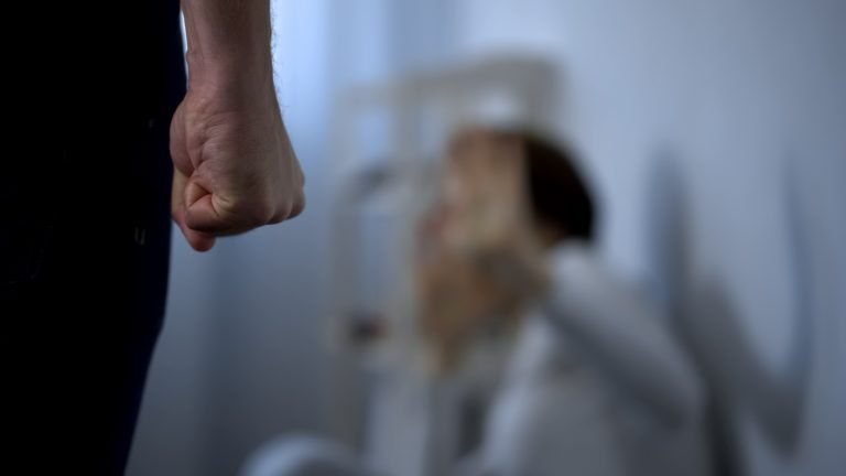 Polícia Militar prende homem após agressão e ameaças contra duas mulheres em Teixeira de Freitas