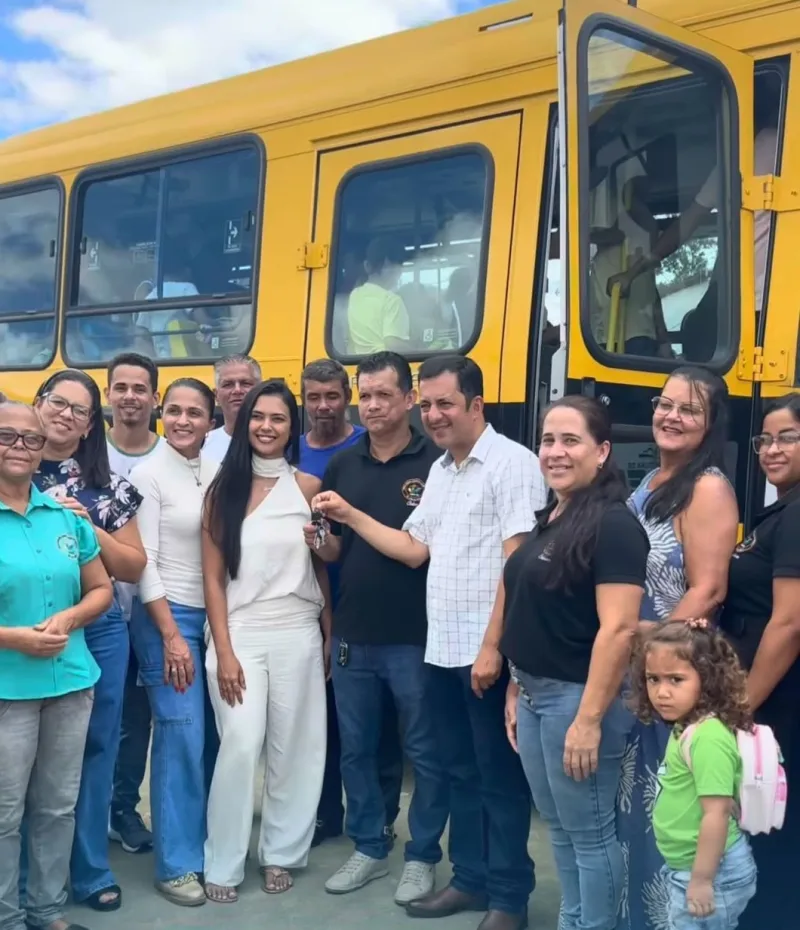 Prefeito Manrick Teixeira entrega ônibus escolar 0km e caminhonete Hilux 4×4 para Escola de São João da Prata