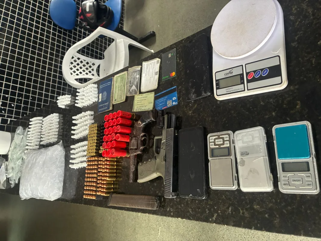 Denúncia anônima: Homem é preso com armas e grande quantidade de cocaína em Itamaraju