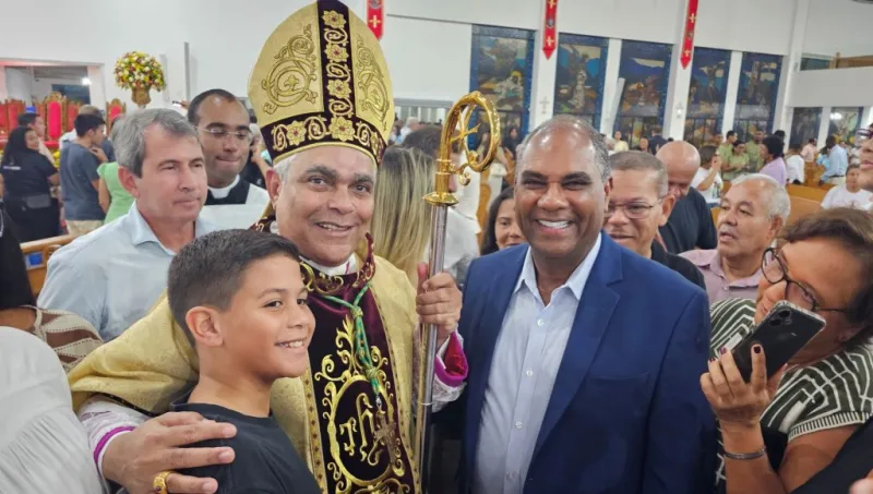 Prefeito Robertinho participa da posse de Dom Aldemiro em Teixeira de Freitas