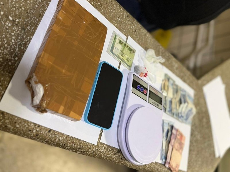 PMBA apreende homem com quase 1kg de cocaína em Ibirapuã