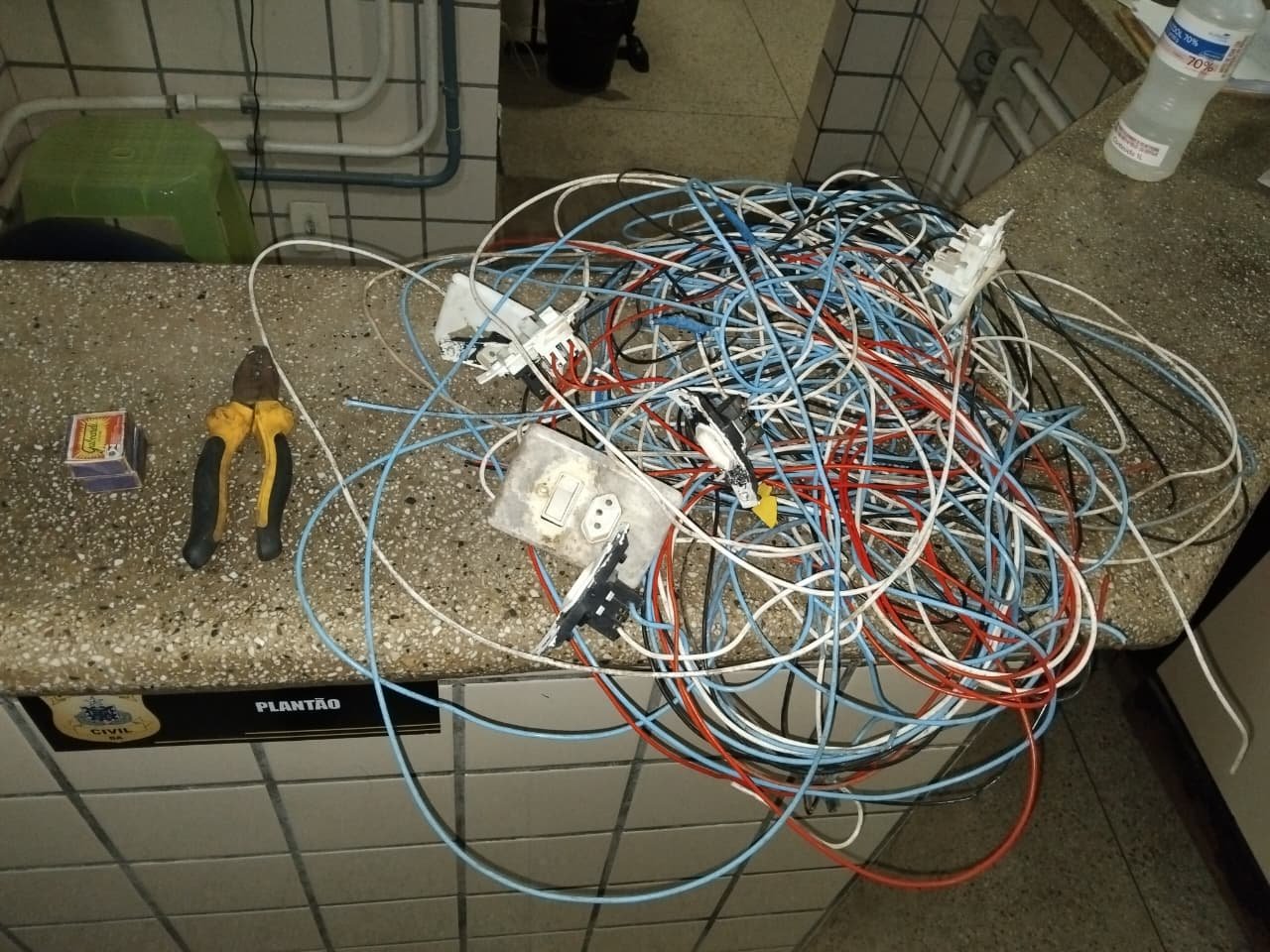 PMBA prende em flagrante suspeito de furtar fios elétricos em sobrado em Teixeira de Freitas