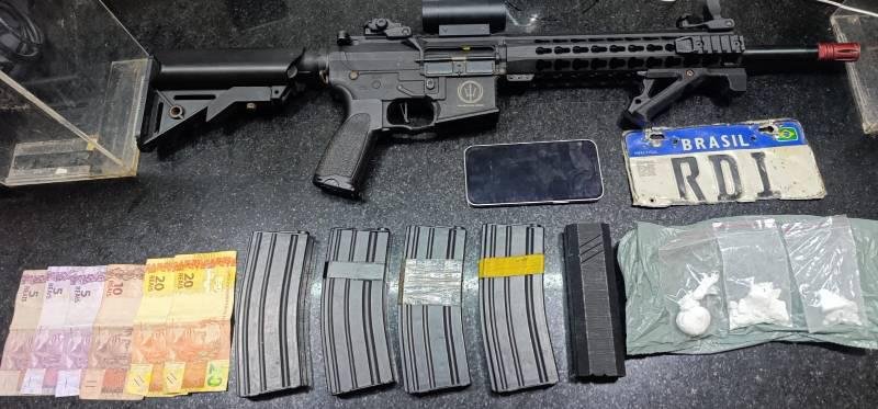 Eunápolis: PMBA apreende drogas e simulacro de arma de fogo