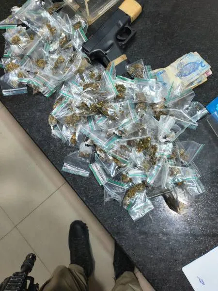 Suspeitos tentam fugir, mas acabam presos com drogas em Itabela