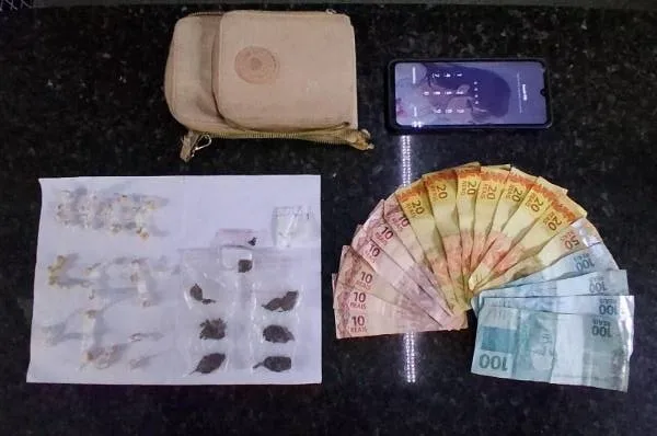 PM apreende drogas e conduz envolvidos após denúncia de tráfico em Prado