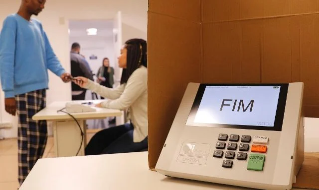 Sem biometria? Eleitor com título regular poderá votar com documento