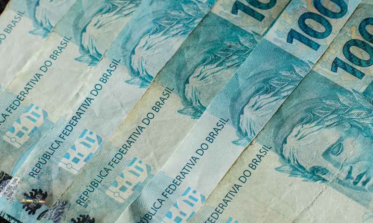 Governo eleva estimativa e calcula salário mínimo de R$ 1.741 em 2027