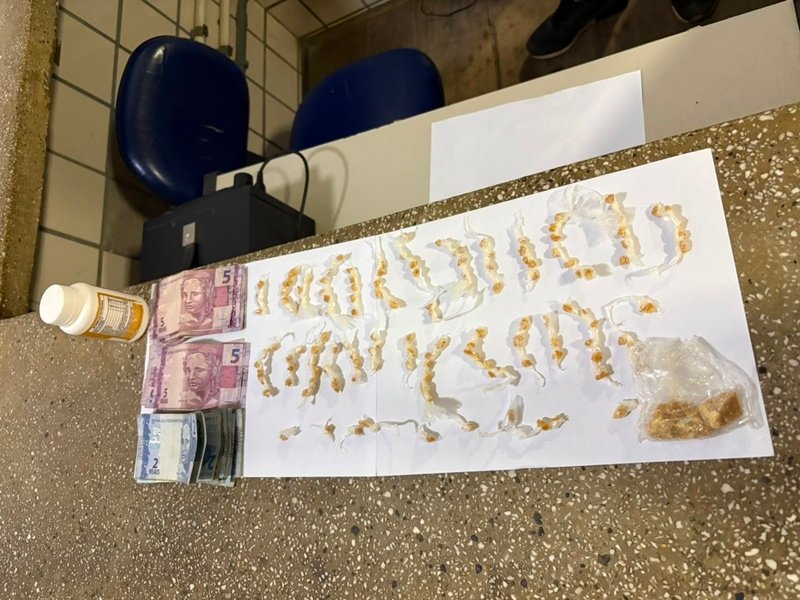 PM apreende 134 pedras e porções de crack durante ação contra o tráfico em Itamaraju