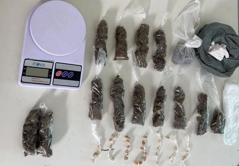 Mulher é presa pela PM com drogas em Medeiros Neto